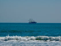 Bateau de pêche outre de rivage photos stock Bateau de pêche outre de rivage photos stock