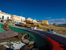 Bateau de pêche sicilien amarré sur la plage images stock Bateau de pêche sicilien amarré sur la plage images stock