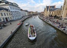 Bateau de touristes de croisière à Gand, Belgique photo stock Bateau de touristes de croisière à Gand, Belgique photo stock