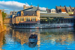 Bateau de touristes sur la rivière Leie, Gand, Belgique Image stock Bateau de touristes sur la rivière Leie, Gand, Belgique Image stock