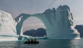 Bateau gonflable devant la voûte d'iceberg, Groenland photos libres de droits Bateau gonflable devant la voûte d'iceberg, Groenland photos libres de droits