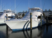 Bateau lisse de pêche sportive dans la ville le Maryland d'océan images libres de droits Bateau lisse de pêche sportive dans la ville le Maryland d'océan images libres de droits