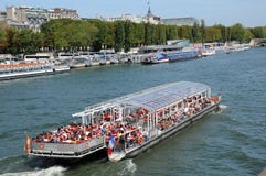Bateau Mouche sur la Seine à Paris Photographie stock Bateau Mouche sur la Seine à Paris Photographie stock