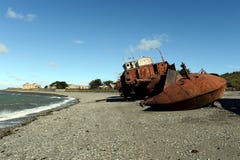 Bateau rouillé sur le rivage du détroit de Magellan dans le village de San Gregorio Images stock Bateau rouillé sur le rivage du détroit de Magellan dans le village de San Gregorio Images stock