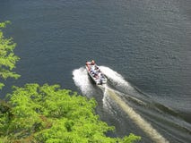 Bateau sur le fleuve de Chavon images libres de droits Bateau sur le fleuve de Chavon images libres de droits