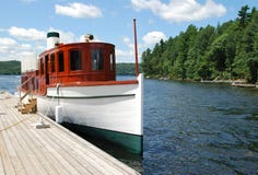 Bateau sur le lac des compartiments photographie stock Bateau sur le lac des compartiments photographie stock