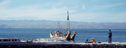 Bateau sur le Lac Titicaca photographie stock Bateau sur le Lac Titicaca photographie stock