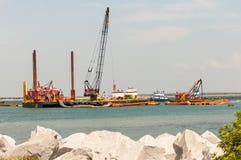 Bateaux de construction aux banques externes d'admission de l'Orégon images stock Bateaux de construction aux banques externes d'admission de l'Orégon images stock