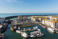 Bateaux de marina de Brighton et yachts et appartements un beau jour photographie stock Bateaux de marina de Brighton et yachts et appartements un beau jour photographie stock