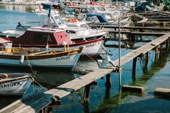 Bateaux de pêche près du remblai Istanbul, Turquie image stock Bateaux de pêche près du remblai Istanbul, Turquie image stock