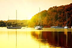 Bateaux à voiles sur le lac au coucher du soleil photo stock Bateaux à voiles sur le lac au coucher du soleil photo stock