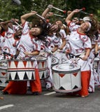 Bateristas da execução de Batala Banda de Percussao fotografia de stock royalty free Bateristas da execução de Batala Banda de Percussao fotografia de stock royalty free
