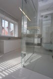 Bathtube de vidro no banheiro moderno imagem de stock Bathtube de vidro no banheiro moderno imagem de stock