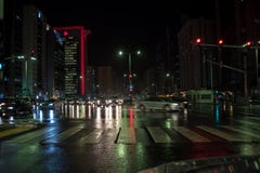 Batida Abu Dhabi da chuva pesada e do temporal e outras partes dos UAE na noite fotografia de stock Batida Abu Dhabi da chuva pesada e do temporal e outras partes dos UAE na noite fotografia de stock