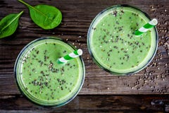 Batido verde saudável com espinafres do bebê, abacate e sementes do chia nos frascos de vidro fotos de stock royalty free Batido verde saudável com espinafres do bebê, abacate e sementes do chia nos frascos de vidro fotos de stock royalty free