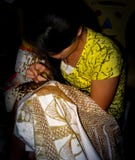 Batik dell'oro della pittura della ragazza a Yogyakarta, Java, Indonesia fotografia stock libera da diritti Batik dell'oro della pittura della ragazza a Yogyakarta, Java, Indonesia fotografia stock libera da diritti