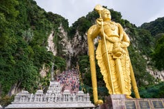 Batu grottaingång med den Murugan guden royaltyfri bild Batu grottaingång med den Murugan guden royaltyfri bild