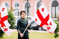 Batumi, Adjara, Georgië - Mei 26, 2016: Jonge mens in Georgisch Na Royalty-vrije Stock Afbeelding Batumi, Adjara, Georgië - Mei 26, 2016: Jonge mens in Georgisch Na Royalty-vrije Stock Afbeelding