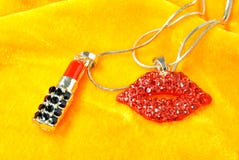Baume à lèvres modelant des accessoires de bijoux photos libres de droits Baume à lèvres modelant des accessoires de bijoux photos libres de droits