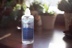 Bausch & Lomb ReNu szkła kontaktowe rozwiązania Świeży przekład - pociesza czystych obiektywy fotografia stock Bausch & Lomb ReNu szkła kontaktowe rozwiązania Świeży przekład - pociesza czystych obiektywy fotografia stock