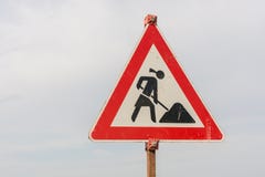 Baustellezeichen mit einem weiblichen Bauarbeiter als Symbol von Feminismus im Berufsleben lizenzfreie stockfotografie Baustellezeichen mit einem weiblichen Bauarbeiter als Symbol von Feminismus im Berufsleben lizenzfreie stockfotografie