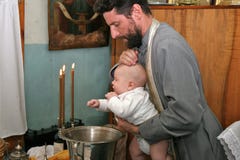 Bautismo del niño en la iglesia ortodoxa imagen de archivo libre de regalías Bautismo del niño en la iglesia ortodoxa imagen de archivo libre de regalías