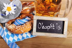 Bawarski Oktoberfest miękki precel z piwem obraz stock Bawarski Oktoberfest miękki precel z piwem obraz stock