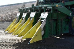 Bawełniany zbieracz zbiera bawełnę z bawełnianym dżinem obrazy stock Bawełniany zbieracz zbiera bawełnę z bawełnianym dżinem obrazy stock