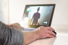 Bawić się wideo grę z laptopem Gamer z komputerem zdjęcia stock Bawić się wideo grę z laptopem Gamer z komputerem zdjęcia stock