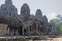 Bayon jest wybitny dla 216 spokojnego i uśmiechnięte kamienne twarze na dużo górują jutting od za wysokości gronie i tarasie fotografia royalty free Bayon jest wybitny dla 216 spokojnego i uśmiechnięte kamienne twarze na dużo górują jutting od za wysokości gronie i tarasie fotografia royalty free