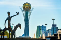Bayterek jest zabytkiem i obserwaci wierza w Astana fotografia stock Bayterek jest zabytkiem i obserwaci wierza w Astana fotografia stock
