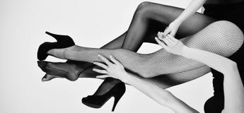 Bałamutna sytuacja nogi seksowne kobiety w modnych rajstopy i butach fotografia stock Bałamutna sytuacja nogi seksowne kobiety w modnych rajstopy i butach fotografia stock