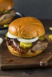 BBQ affumicato casalingo Rib Sandwich immagine stock BBQ affumicato casalingo Rib Sandwich immagine stock