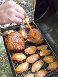 BBQ di diffusione della salsa sulla spalla di maiale e sulle ali di pollo fotografia stock BBQ di diffusione della salsa sulla spalla di maiale e sulle ali di pollo fotografia stock