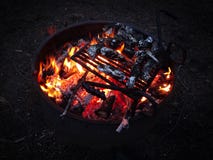 BBQ in natura su un fuoco aperto in Yosimite immagine stock libera da diritti BBQ in natura su un fuoco aperto in Yosimite immagine stock libera da diritti