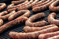 BBQ с пламенистыми сосисками на решетке Сосиски испеченные красным цветом очень вкусные сочные в строке Вкусная сосиска подготавл Стоковые Фотографии RF BBQ с пламенистыми сосисками на решетке Сосиски испеченные красным цветом очень вкусные сочные в строке Вкусная сосиска подготавл Стоковые Фотографии RF