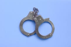 Bdsm y concepto de los juegos del sexo Esposas en fondo azul imágenes de archivo libres de regalías Bdsm y concepto de los juegos del sexo Esposas en fondo azul imágenes de archivo libres de regalías
