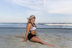 At The Beach modèle adolescent blond images stock At The Beach modèle adolescent blond images stock