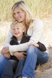 beach mother sitting smiling son στοκ φωτογραφίες με δικαίωμα ελεύθερης χρήσης beach mother sitting smiling son στοκ φωτογραφίες με δικαίωμα ελεύθερης χρήσης