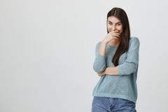 Beaturiful и студентка предложения европейская, смеясь над пока покрывающ рот при рука, стоя над серой предпосылкой стоковая фотография Beaturiful и студентка предложения европейская, смеясь над пока покрывающ рот при рука, стоя над серой предпосылкой стоковая фотография