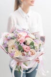 Beau bouquet coupé frais des fleurs mélangées chez la main de la femme le travail du fleuriste à un fleuriste Pastel sensible photo libre de droits Beau bouquet coupé frais des fleurs mélangées chez la main de la femme le travail du fleuriste à un fleuriste Pastel sensible photo libre de droits