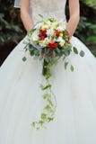 Beau bouquet de mariage dans la main de la jeune mariée images stock Beau bouquet de mariage dans la main de la jeune mariée images stock