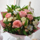 Beau bouquet doux des roses sur une table images libres de droits Beau bouquet doux des roses sur une table images libres de droits