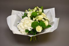 Beau bouquet en gros plan des fleurs colorées sur le fond gris photographie stock Beau bouquet en gros plan des fleurs colorées sur le fond gris photographie stock