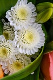 Beau bouquet nuptiale des lis et des roses à la noce Photos libres de droits Beau bouquet nuptiale des lis et des roses à la noce Photos libres de droits