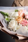 Beau bouquet sensible des fleurs fraîches légères, le travail d'un fleuriste, un cadeau pour le jour des femmes photographie stock libre de droits Beau bouquet sensible des fleurs fraîches légères, le travail d'un fleuriste, un cadeau pour le jour des femmes photographie stock libre de droits