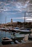 beau coucher du soleil avec la vue de petites villes au rivage tandis que les bateaux à voile et les yachts ancrent à la baie photos libres de droits beau coucher du soleil avec la vue de petites villes au rivage tandis que les bateaux à voile et les yachts ancrent à la baie photos libres de droits