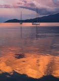 Beau coucher du soleil et yacht en mer ionienne sur l'île de Kefalonia en Grèce image libre de droits Beau coucher du soleil et yacht en mer ionienne sur l'île de Kefalonia en Grèce image libre de droits