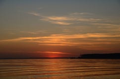 Beau coucher du soleil sur la rivière et le ciel près de la forêt Photographie stock Beau coucher du soleil sur la rivière et le ciel près de la forêt Photographie stock