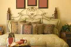 Beau décor confortable de chambre à coucher de type traditionnel photo libre de droits Beau décor confortable de chambre à coucher de type traditionnel photo libre de droits